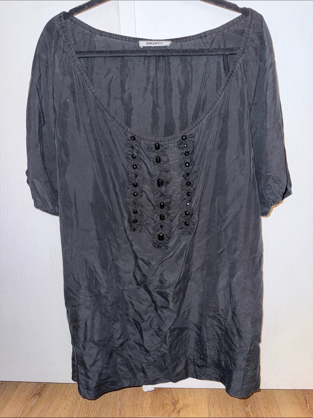 Women's DKNYC Blouse, black, Size Medium, 100% Silk, short cuff sleeves, beautif